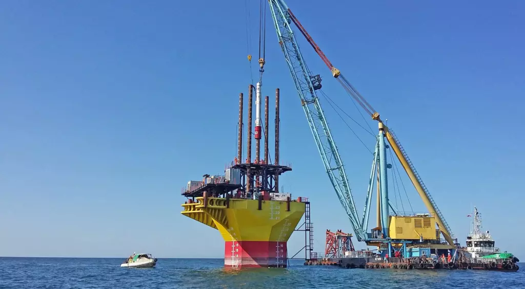 Транспортировка в море и забивка водоотделяющих колонн блок-кондуктора на м/р им. Ю. Корчагина