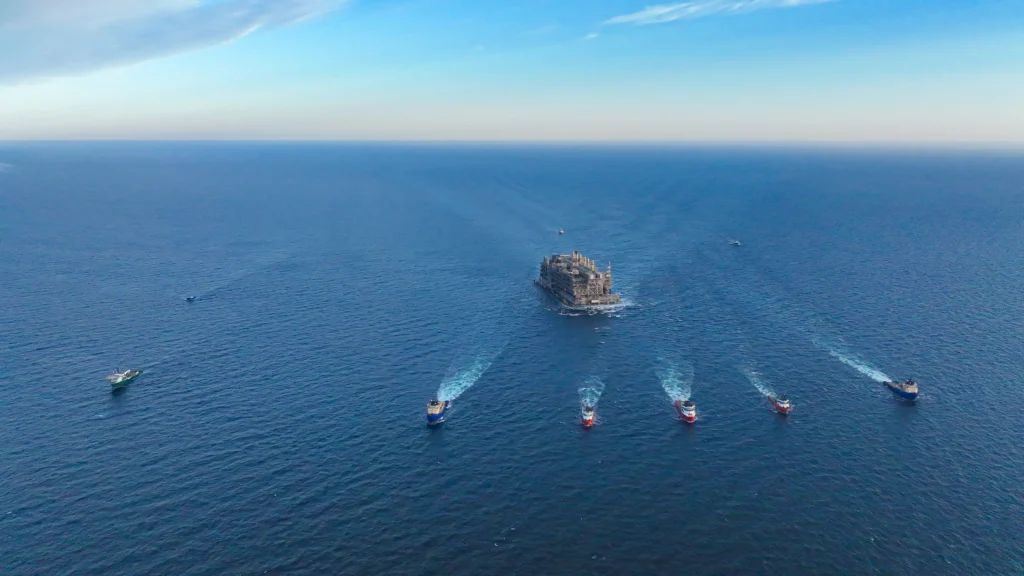 Морские операции по выводу из сухого дока, транспортировке и установке технологических линий №1 и №2 завода «НОВАТЭК-Мурманск» (проект «Арктик СПГ 2»)