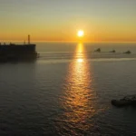 Морская операция — буксировка ТЛ-1 на фоне низкого солнца