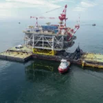 Буксировка верхнего строения БК-1 на барже Юрий Кувыкин — месторождение D33