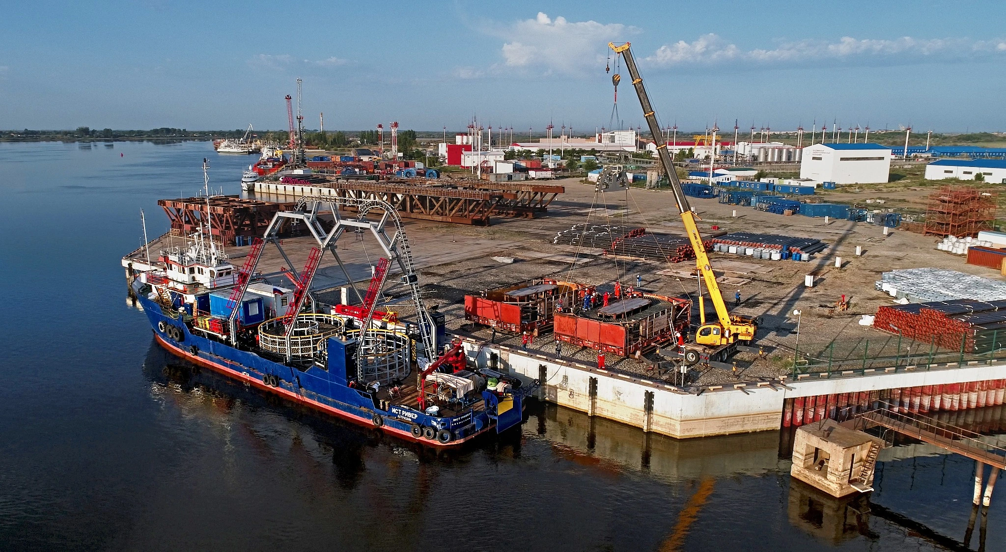kabeleukladochnoe-sudno-u-prichala-16