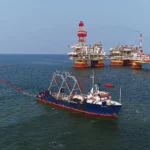 sudno-vozle-platformy-mestorozhdeniya-32